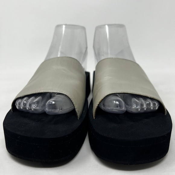 Andre Assous Featherweights Silver Ivory Leather Platform Heel Sandal Sz 7.5 - Picture 3 of 11